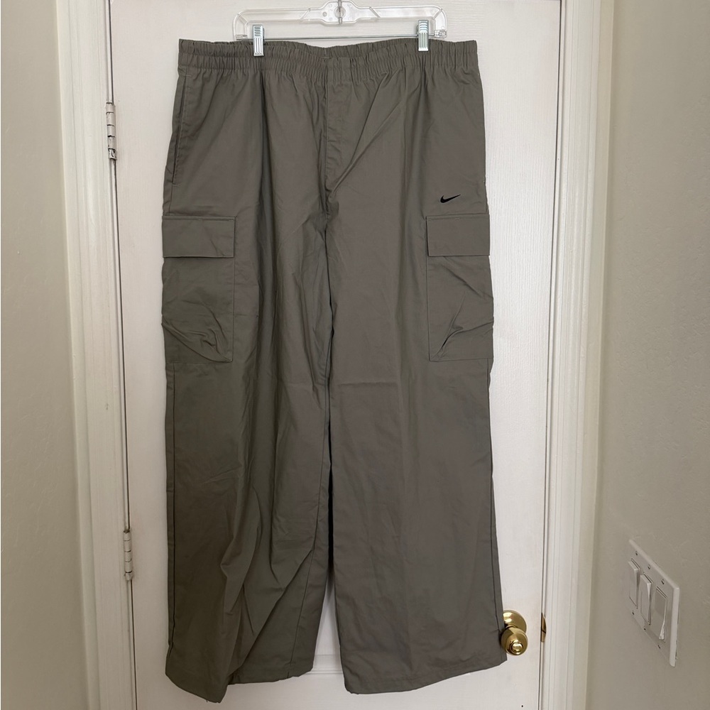 Nike Women’s Gray Mid-Rise Cargo Pants